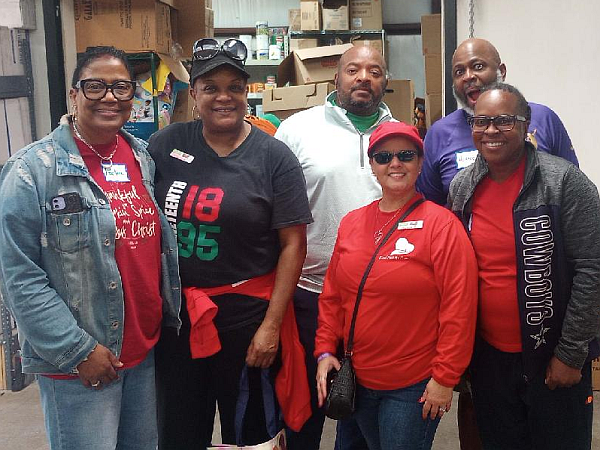 LaKeisha and friends volunteering